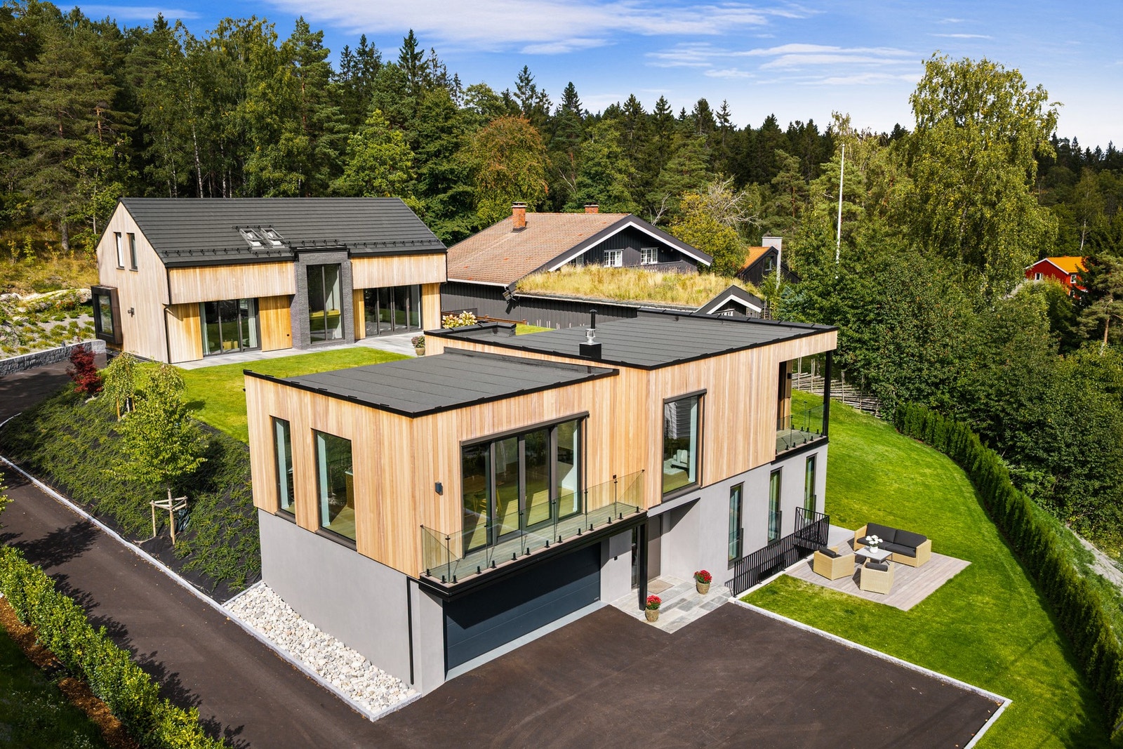 Sapelli-kledningen tilfører boligen et varmt og eksklusivt uttrykk. Tresorten er hard, tett og kvistfri og vil naturlig gråne over tid. Galleribilde
