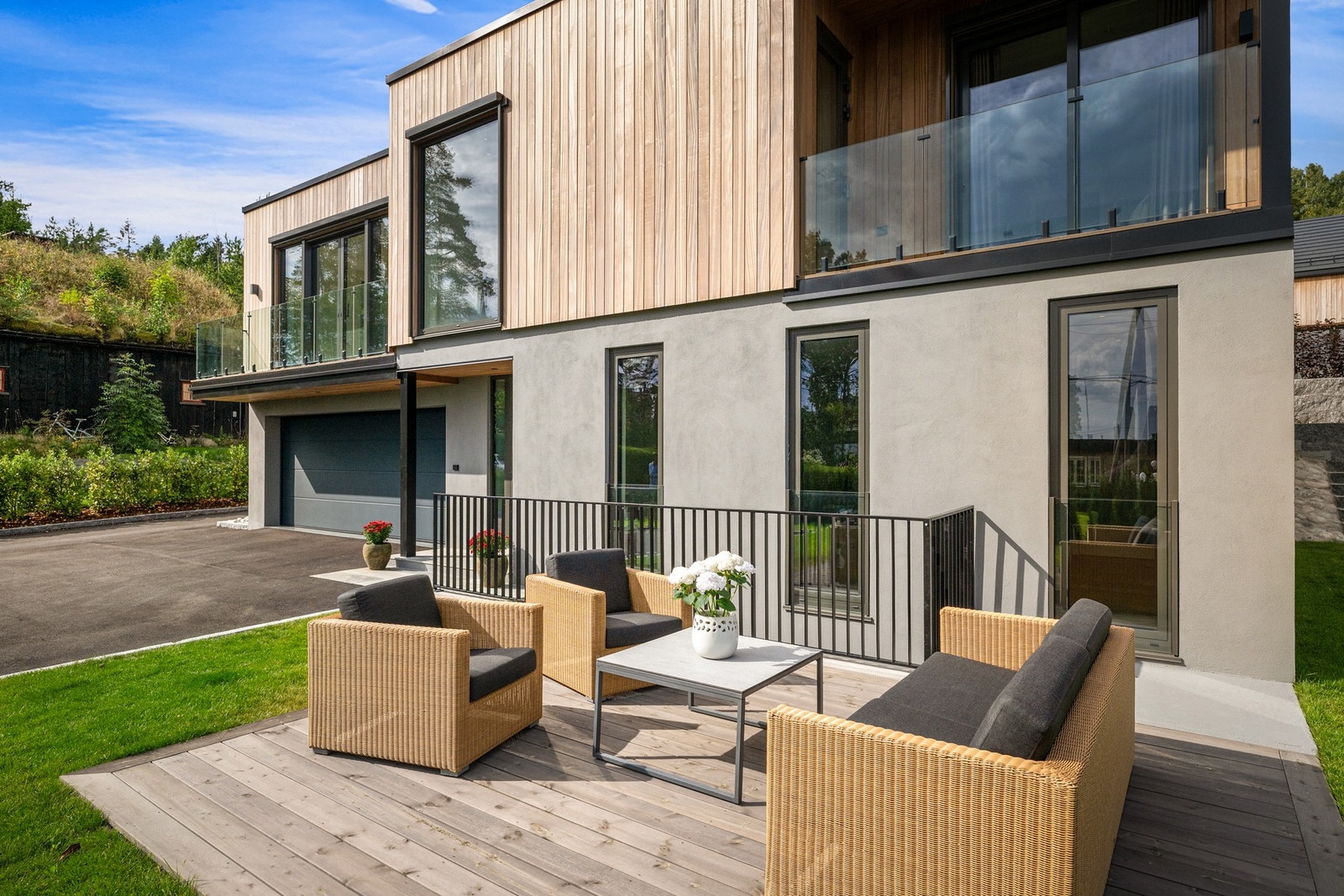 Materialpaletten er holdt moderne og tidløs, med naturlige materialer og detaljer som er valgt for å fungere godt sammen som en helhet. Galleribilde