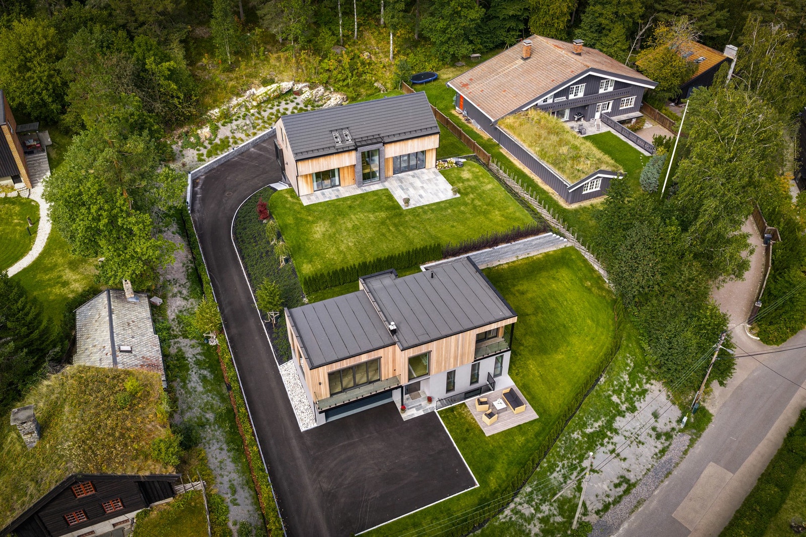 Den romslige tomten gir gode muligheter for å skape ulike soner for lek, aktivitet, avslapning og hyggelige måltider utendørs. Galleribilde