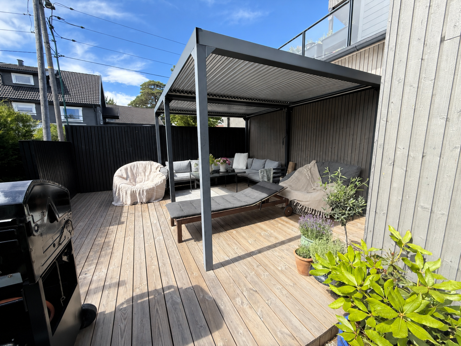 Stor og deilig vestvendt terrasse med gode solforhold Galleribilde