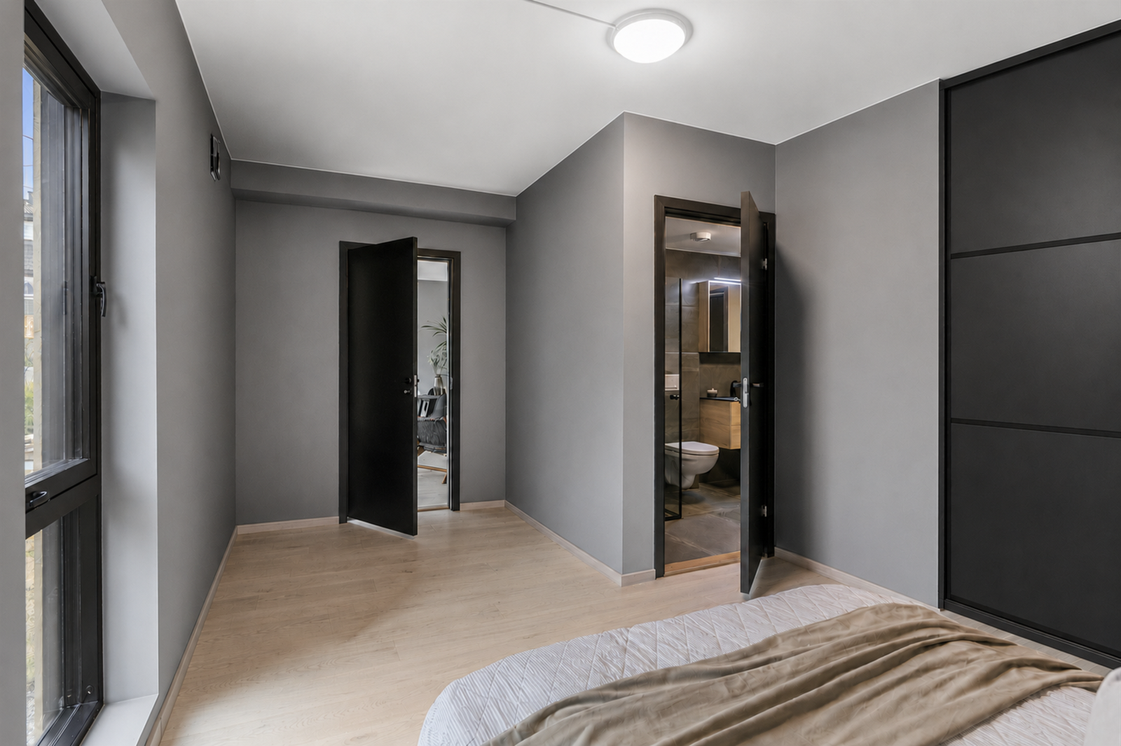 Romslig hovedsoverom med direkte inngang til badet Galleribilde