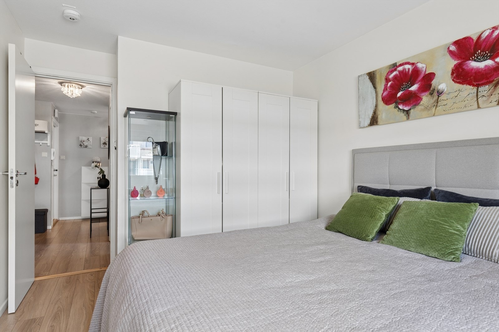 Hovedsoverom har stor garderobe Galleribilde