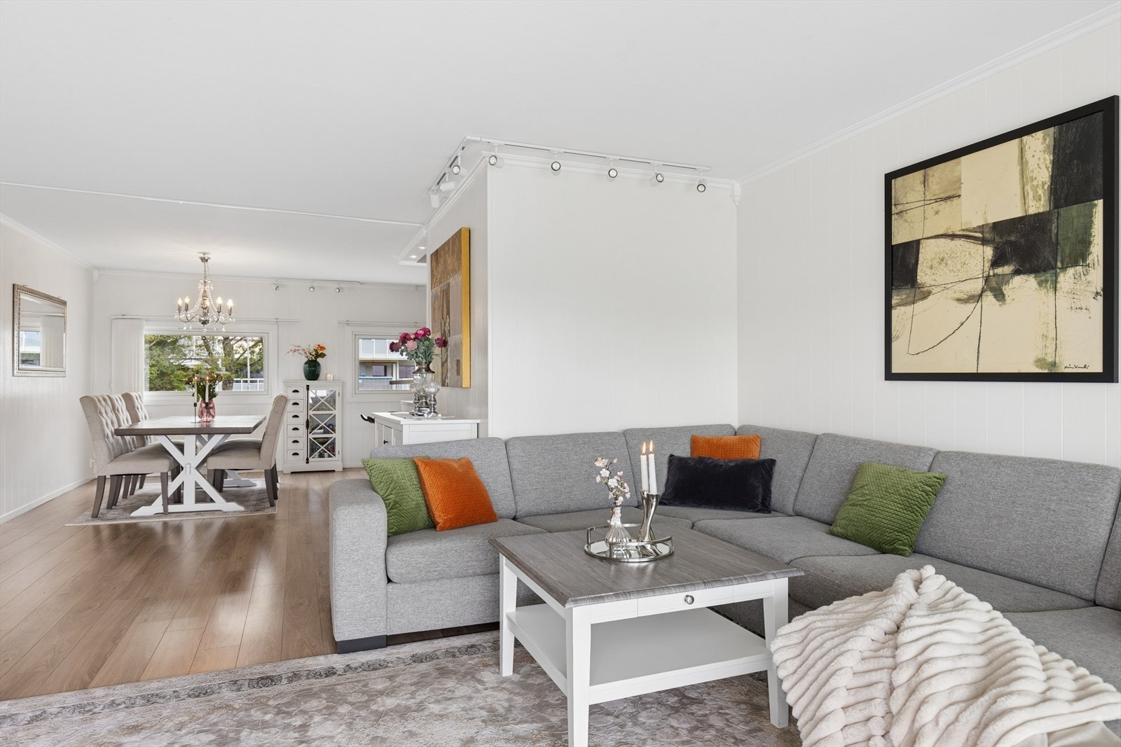 I stuen er det plass til både sofagruppe og spisebord Galleribilde