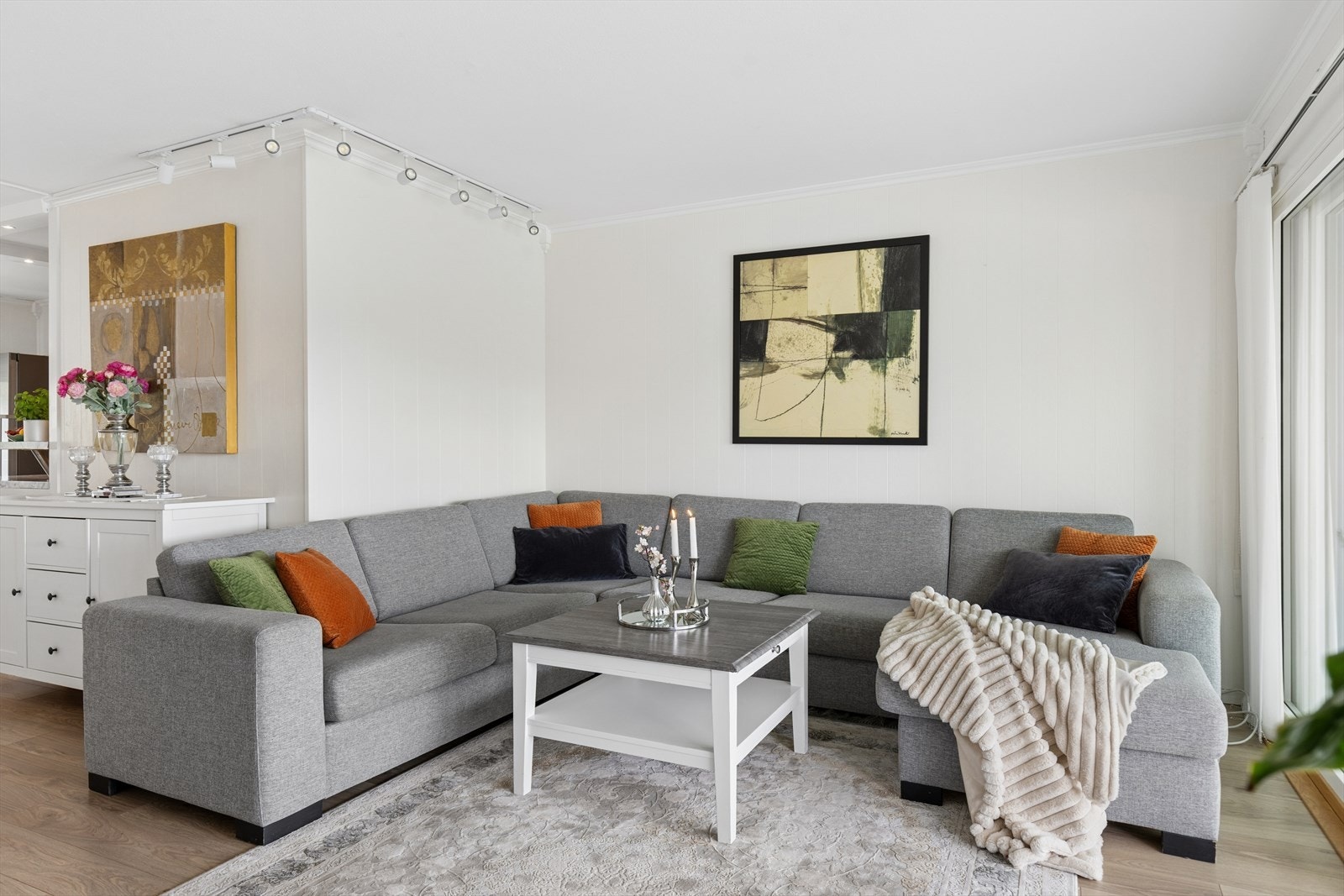 I stuen er det god plass til en romslig sofagruppe hvor hele familien får plass Galleribilde