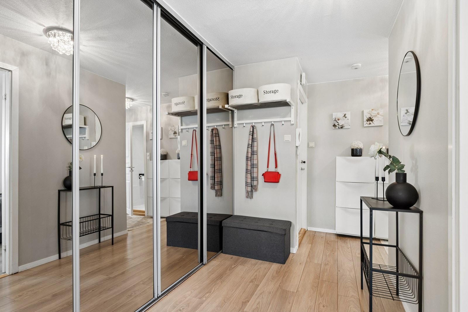 Gang med stor og innholdsrik skyvedørsgarderobe med speilflater Galleribilde