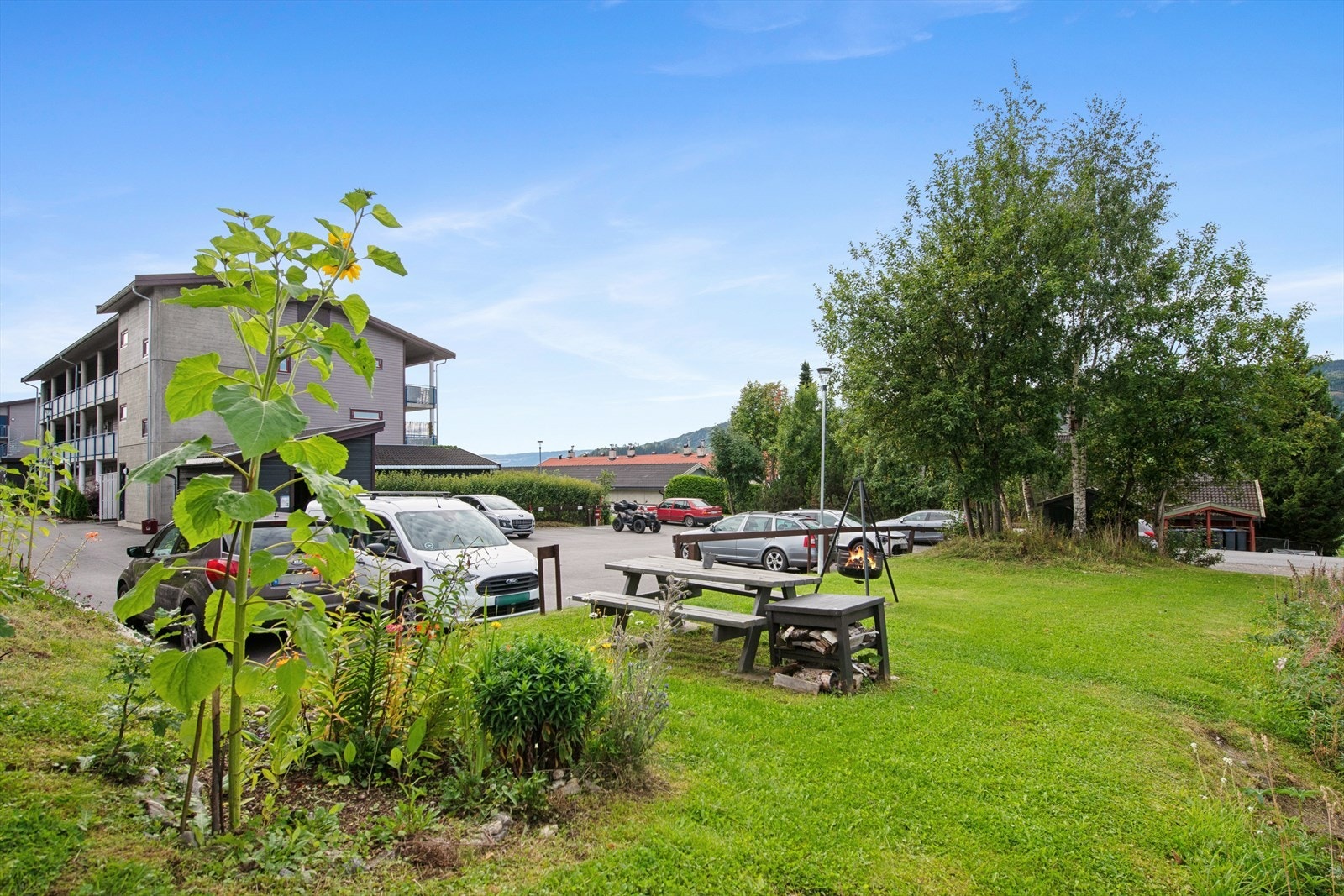 Borettslaget har hyggelige felles utearealer med sittegrupper og bålpanne. Galleribilde