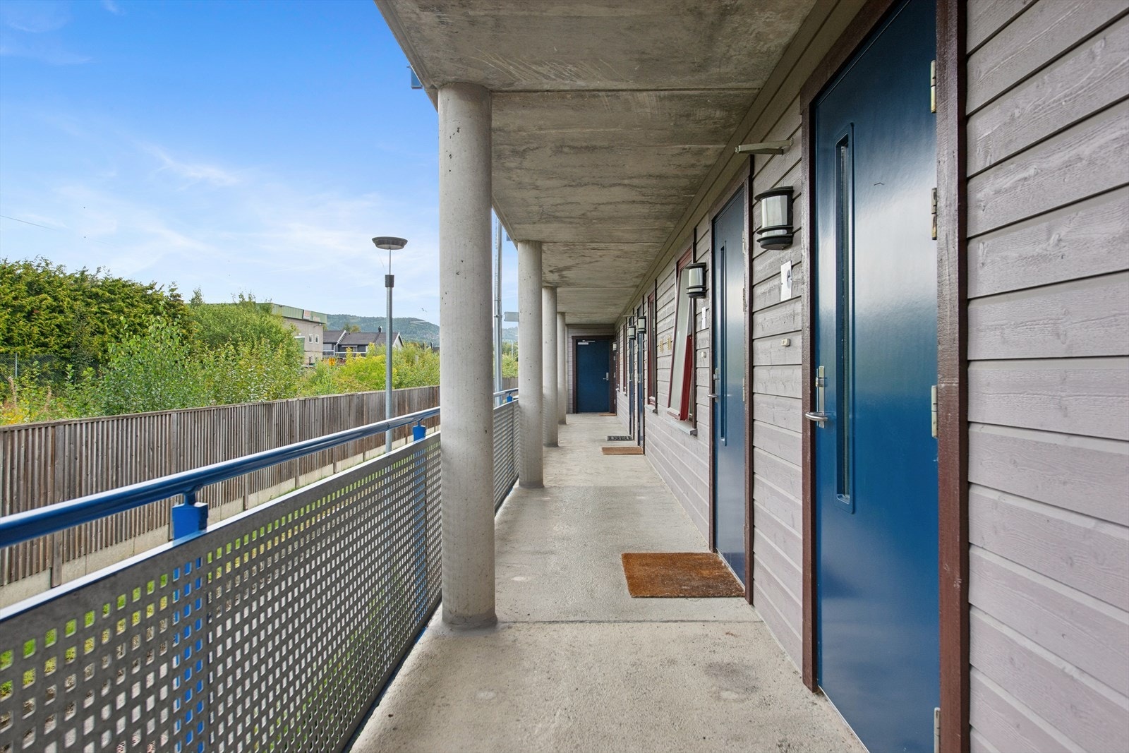 Leiligheten ligger fint til i byggets 2. etasje med adkomst via svalgang. Galleribilde