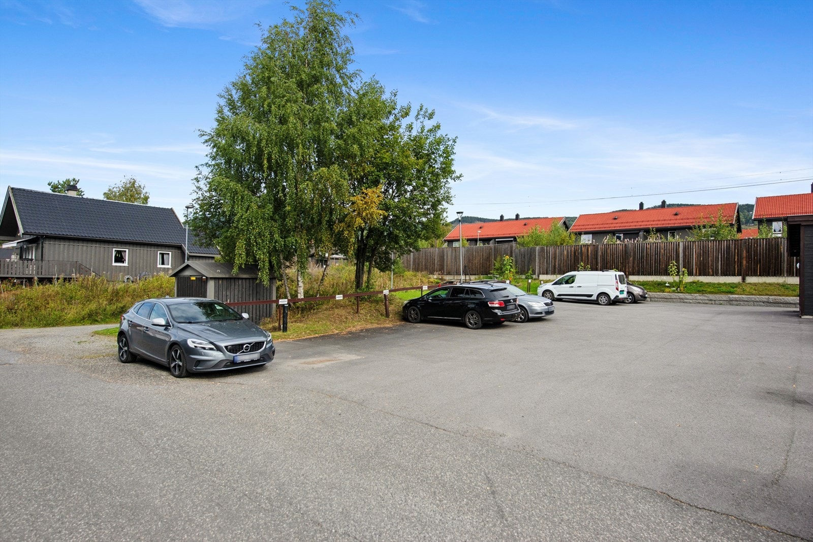 Det medfølger parkering på oppmerket biloppstillingsplass. I tillegg har borettslaget oppmerkede plasser til gjesteparkering. Galleribilde