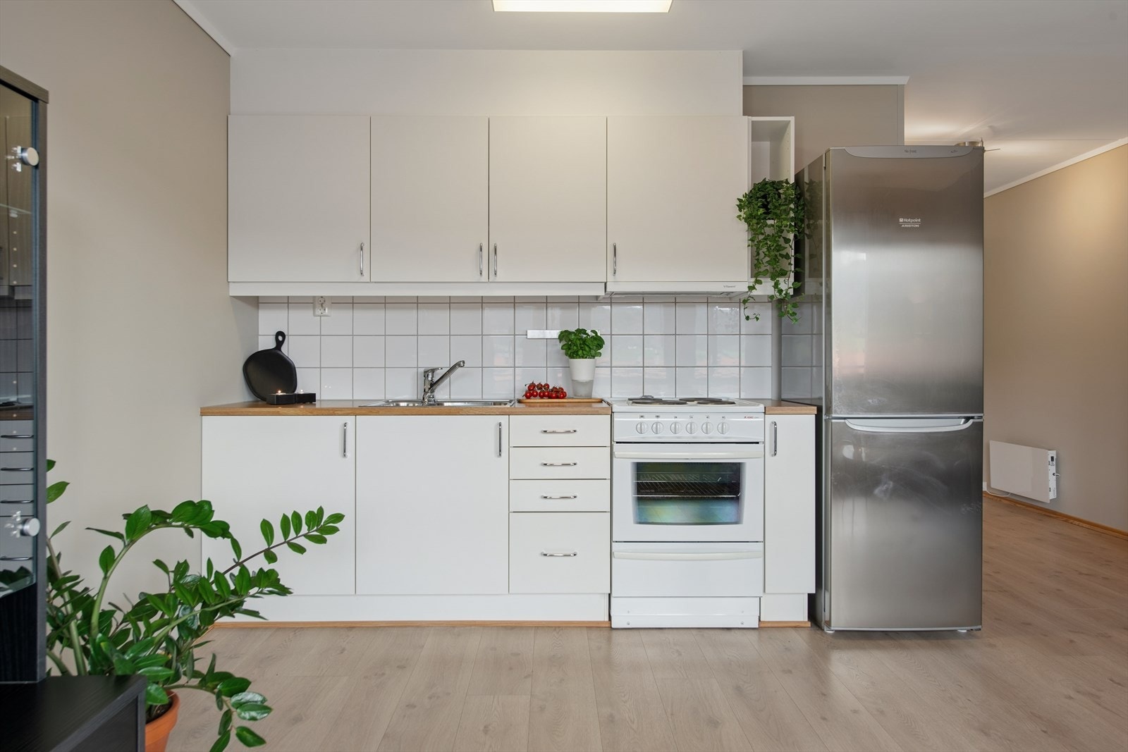 Innredning med glatte fronter og benkeplate i laminat med oppvaskkum. Galleribilde