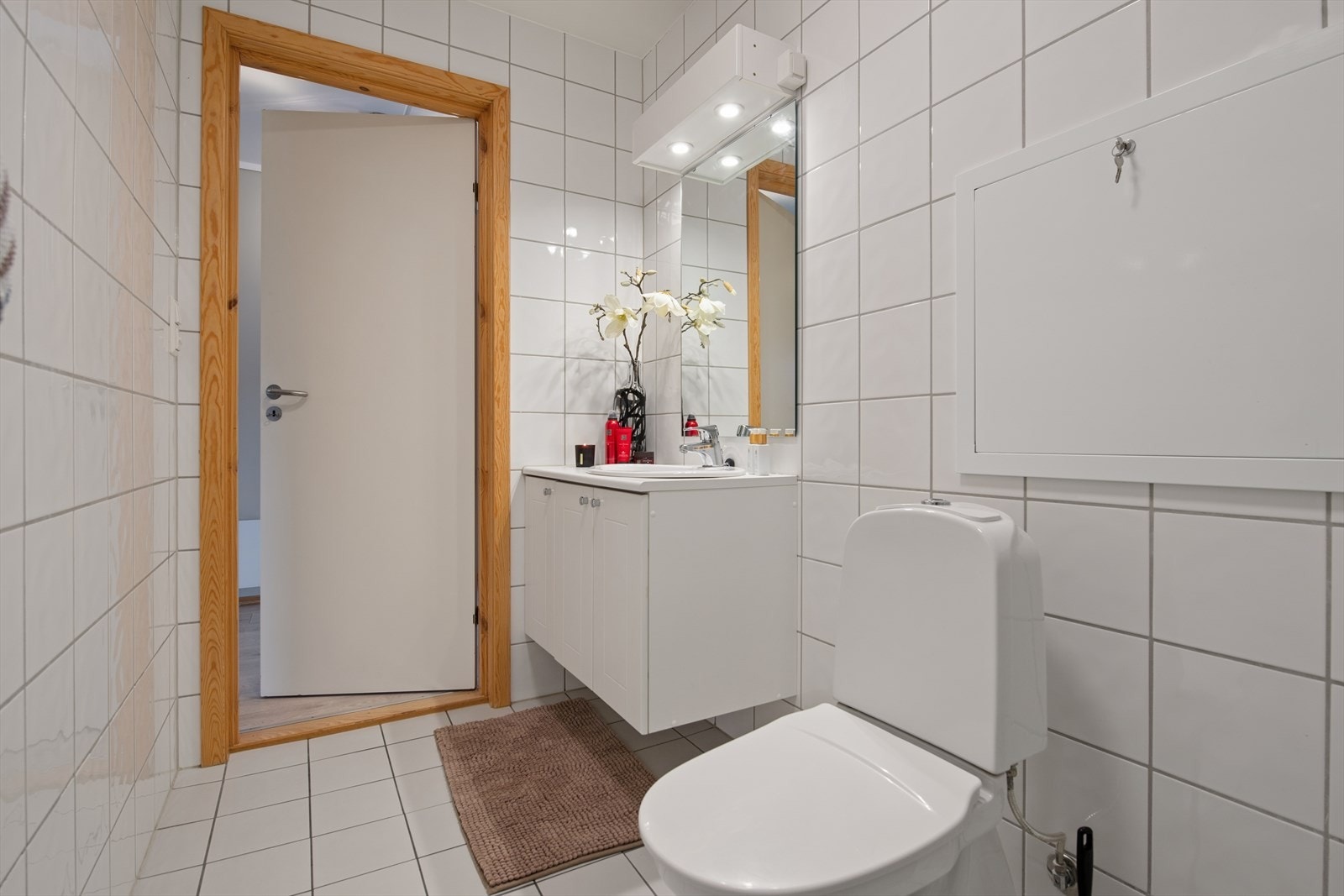 Badet er utstyrt med toalett, dusjhjørne, baderomsinnredning og opplegg for vaskemaskin. Galleribilde