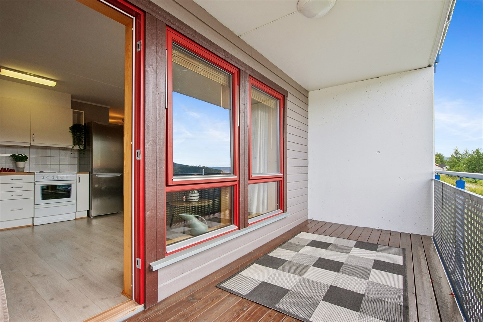 Balkongen fungerer som en forlengelse av stuen på varme sommerdager. Galleribilde