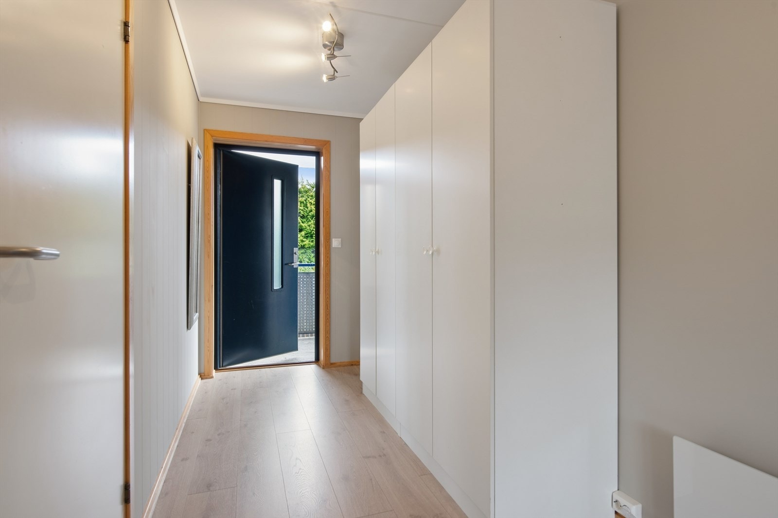 Laminatgulvet er gjennomgående fra entréen og videre inn til stue/kjøkken, og skaper en helhetlig følelse. Galleribilde