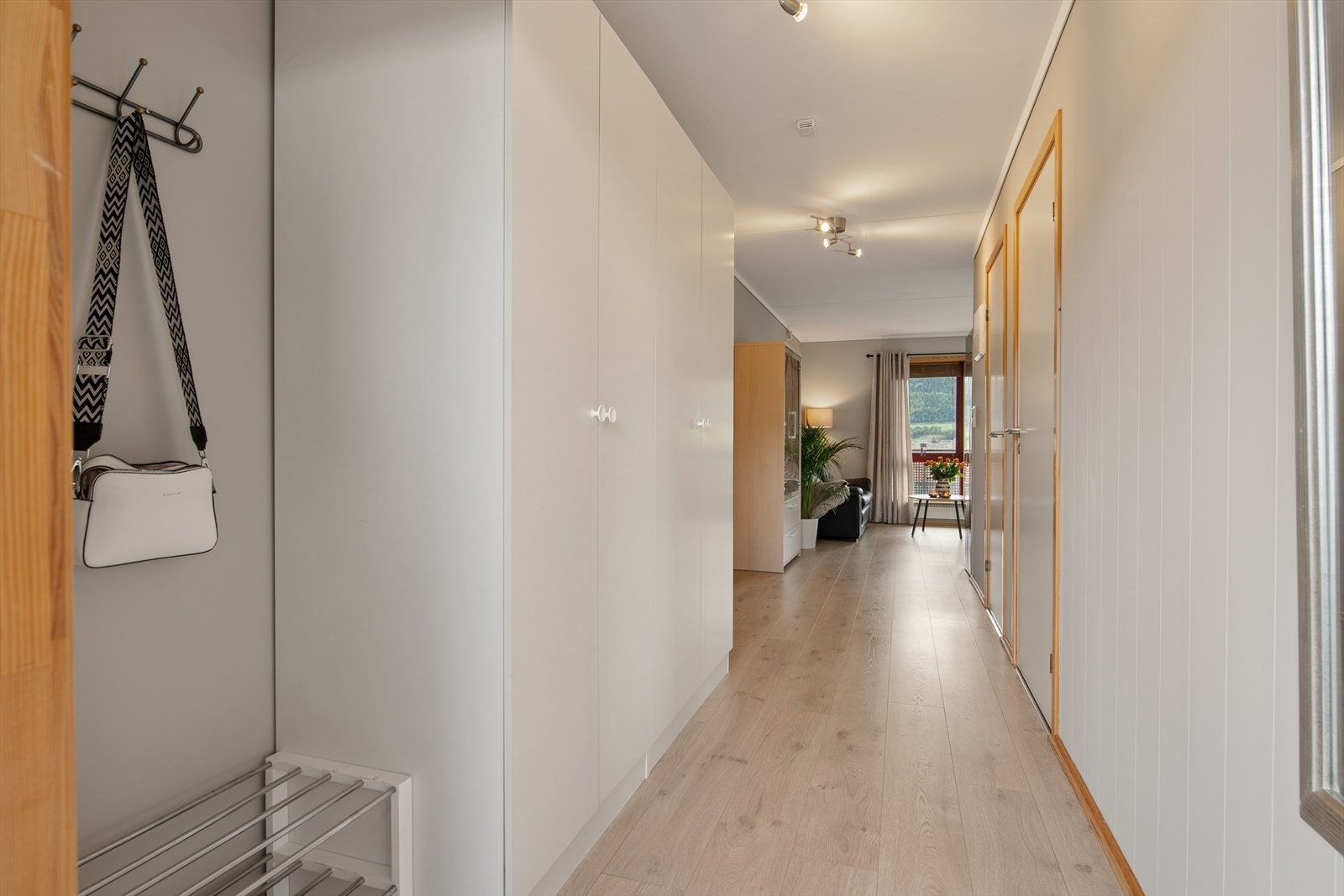 Her ønskes du velkommen inn i en lys entré med god plass til å henge fra seg ytterklær i stort garderobeskap. Galleribilde