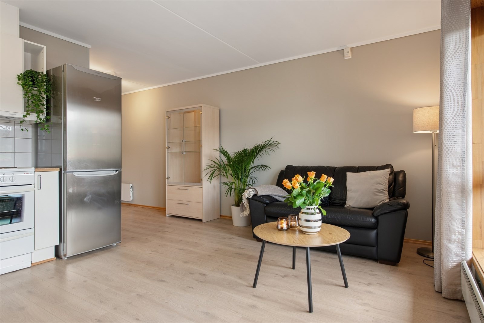 Stuen er lett å møblere med plass til en sofagruppe og spisebord. Galleribilde