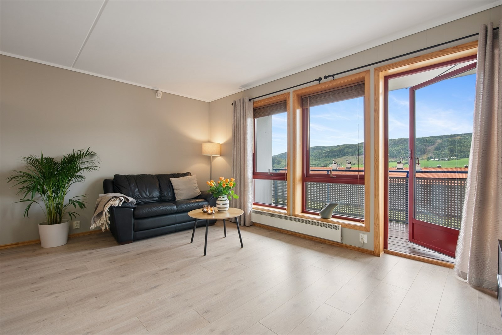 Fra stuen er det direkte utgang til en overbygd balkong. Galleribilde