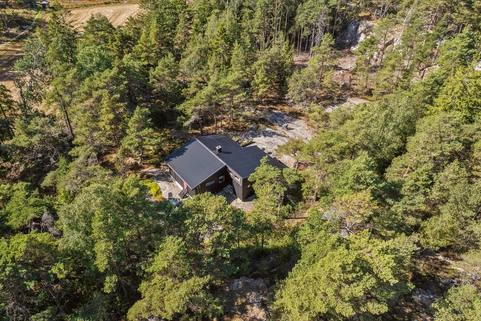 Eiendommen ligger usjenert til i et grønt og fredelig hytteområde på Kirkøy. Her får du nærhet til både sjø, badeplasser og Skjærhaldens servicetilbud, samtidig som hytta ligger tilbaketrukket i naturen. Galleribilde