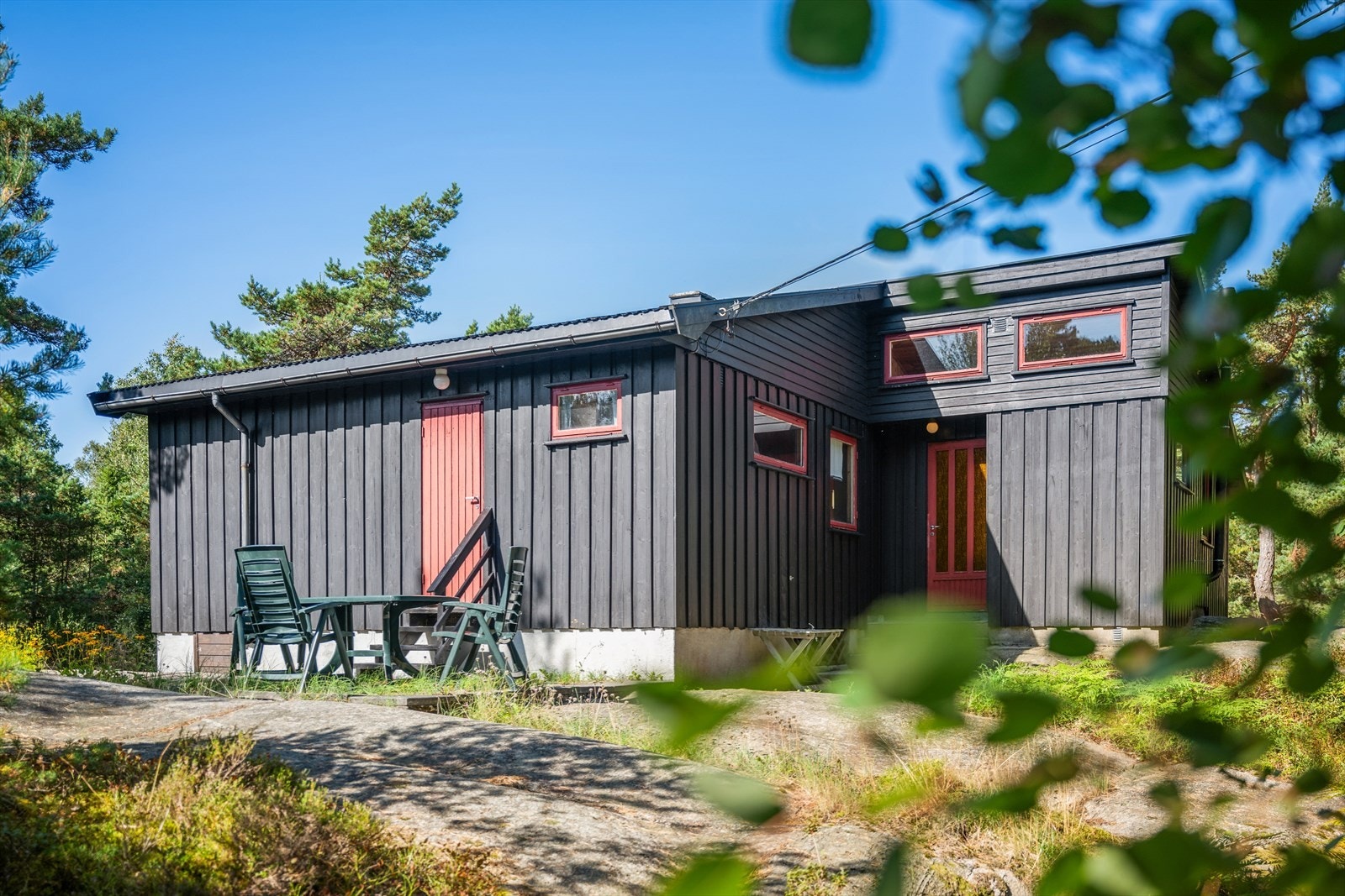 På baksiden av hytta er det plass til en enkel sittegruppe, fint for rolige stunder i grønne omgivelser. Galleribilde