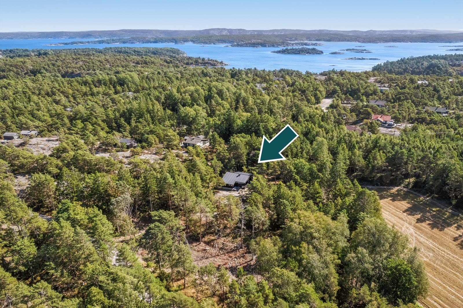 Velkommen til Holtefeltet 7, en sjarmerende fritidsbolig, presentert av Henrik Fjeld Høllen v/DNB Eiendom Fredrikstad. Hytta ligger flott til i naturskjønne omgivelser på Kirkøy, med nærhet til sjøen og fine rekreasjonsmuligheter. Galleribilde