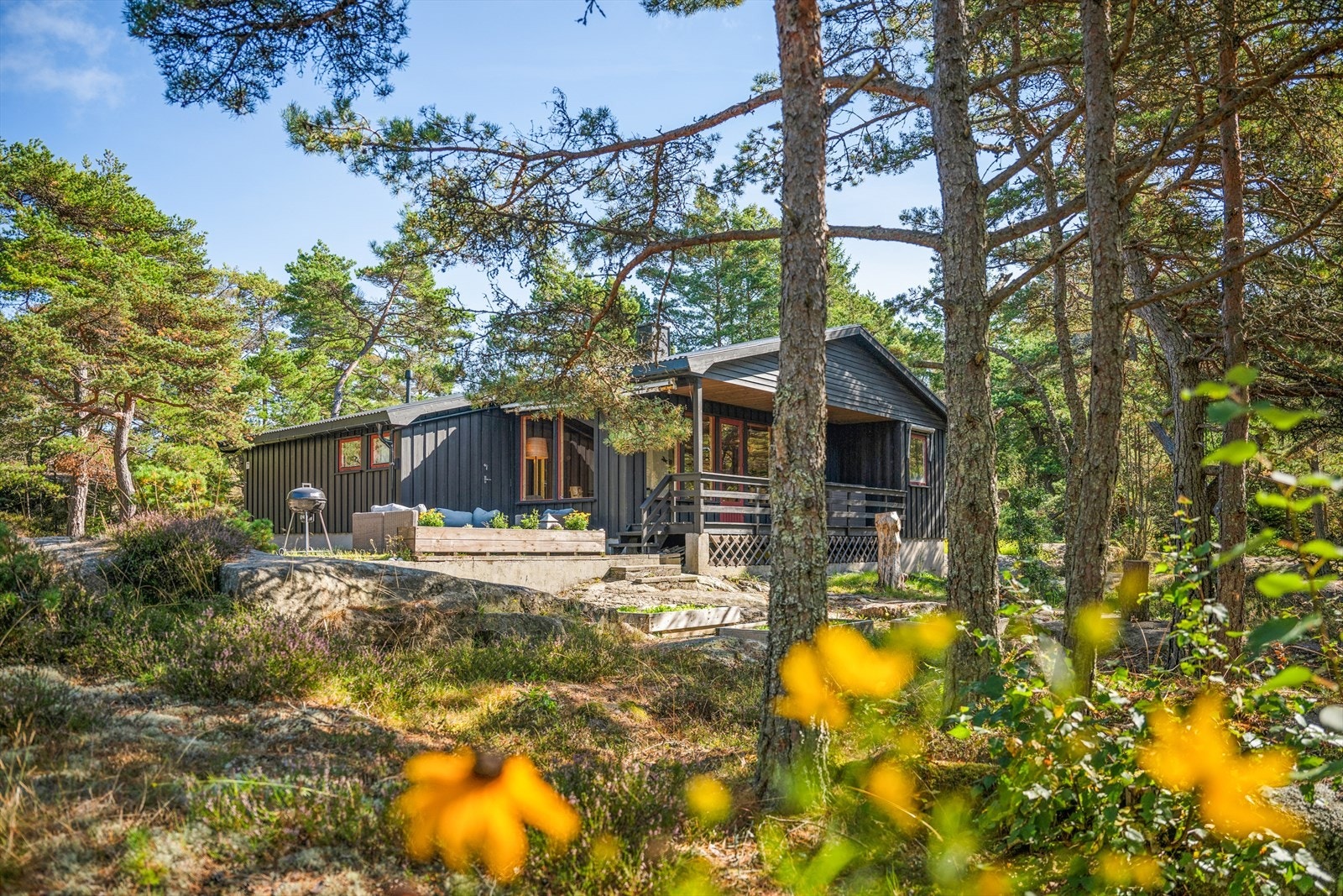 Eiendommen er omgitt av furutrær og naturlig vegetasjon, noe som skaper en privat og ekte hyttefølelse. Et perfekt utgangspunkt for avslappende dager på Hvaler. Galleribilde