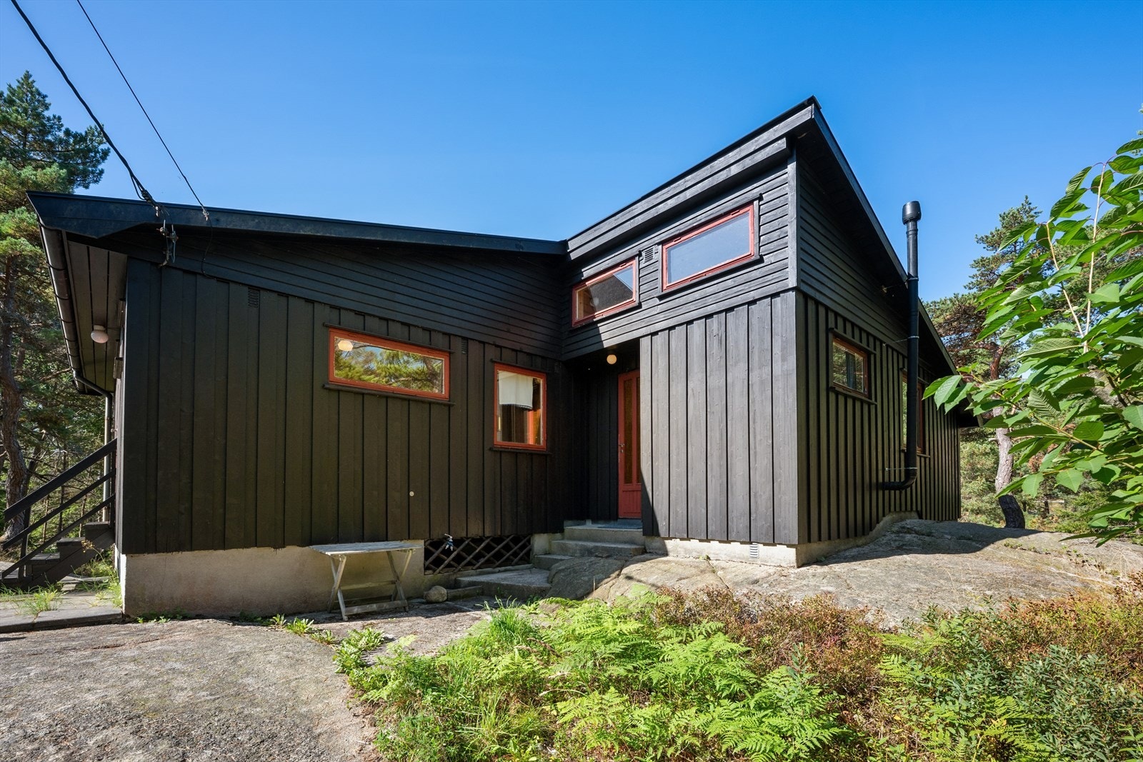 Inngangspartiet ønsker deg velkommen inn i en tradisjonell og innbydende fritidsbolig. Galleribilde