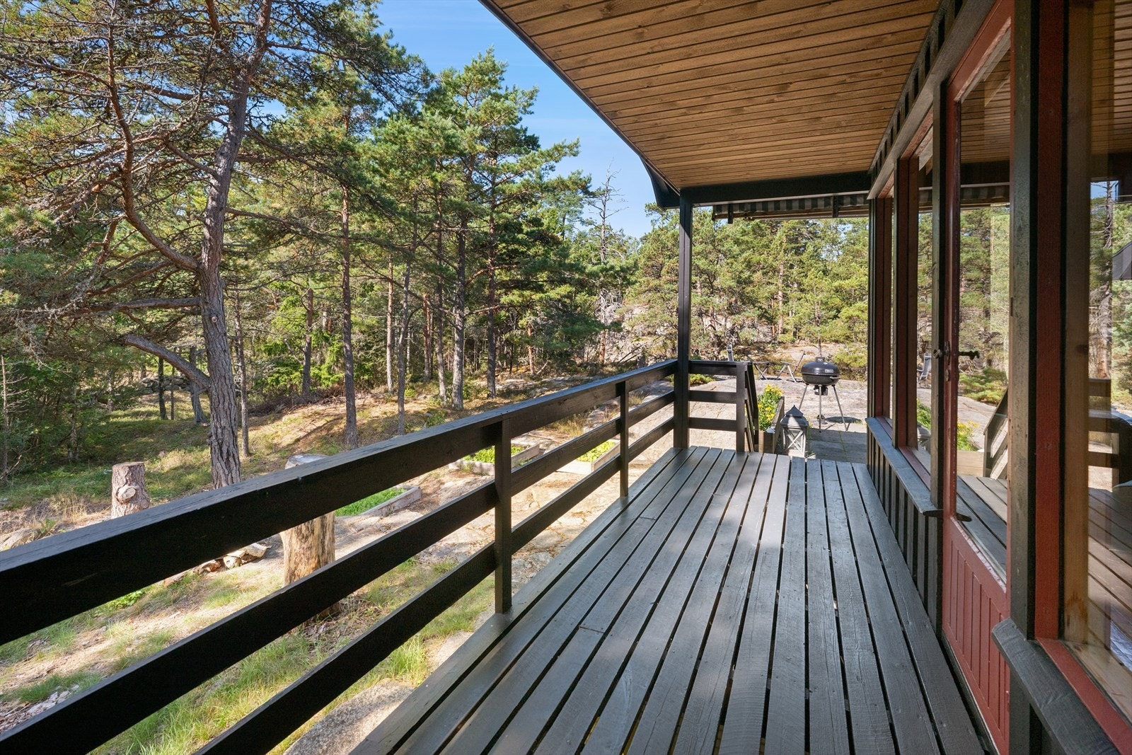 Terrassen gir en hyggelig forlengelse av oppholdsrommet og passer godt til morgenkaffe, lesestunder og sene sommerkvelder. Den sørvestvendte plasseringen gir gode solforhold. Galleribilde