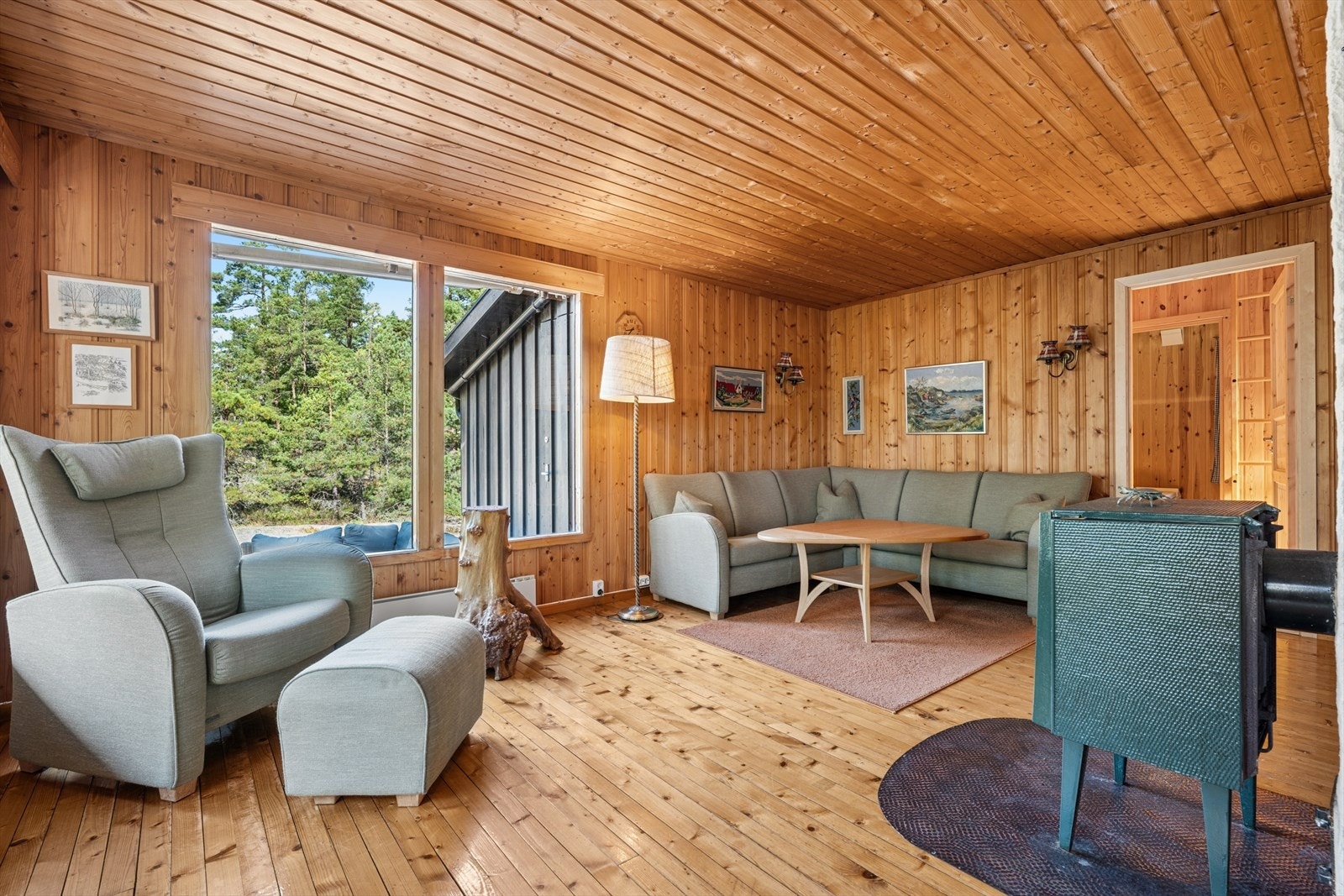 Oppholdsrommet har en fin, åpen løsning med naturlig overgang mellom stue og spiseplass. Dette gir en sosial og innbydende romfølelse, godt egnet for hytteliv med familie og gjester. Galleribilde