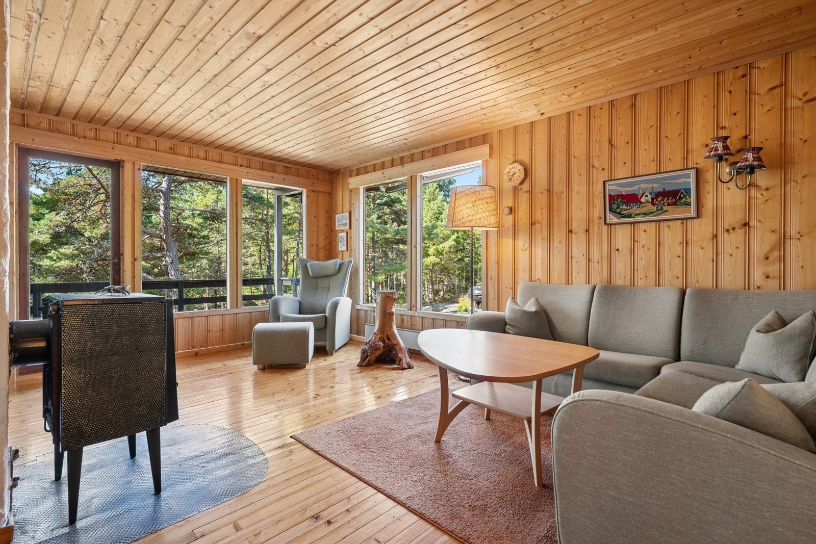 Stuen er lys og trivelig med store vindusflater som slipper naturen inn. Galleribilde