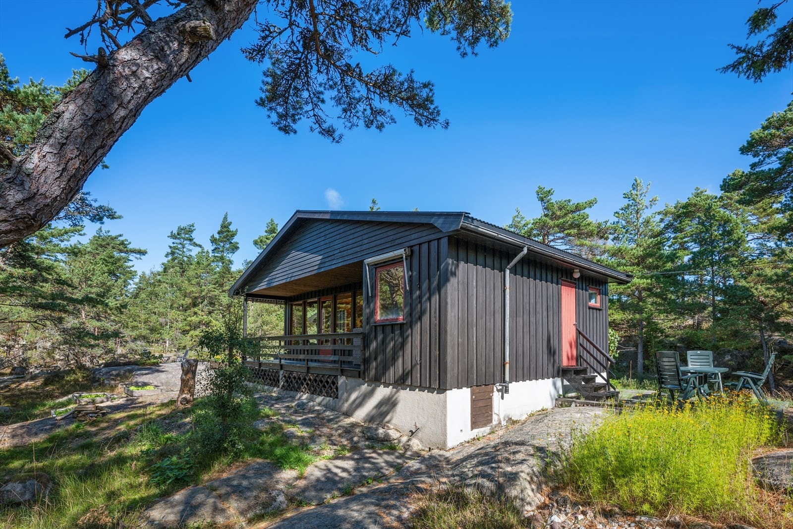Fra denne vinkelen ser man hvordan hytta er godt tilpasset terrenget og omgivelsene. Beliggenheten gir en fin kombinasjon av sol, skjerming og nærhet til naturen. Galleribilde