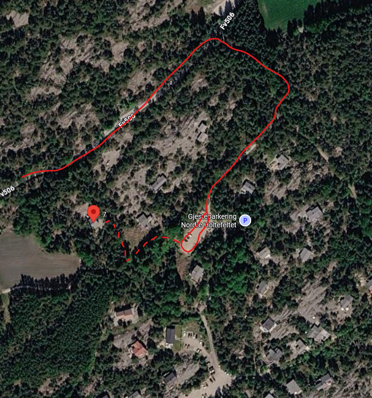 Skissering gjesteparkering. Det er plass til flere biler foran hytta. Galleribilde
