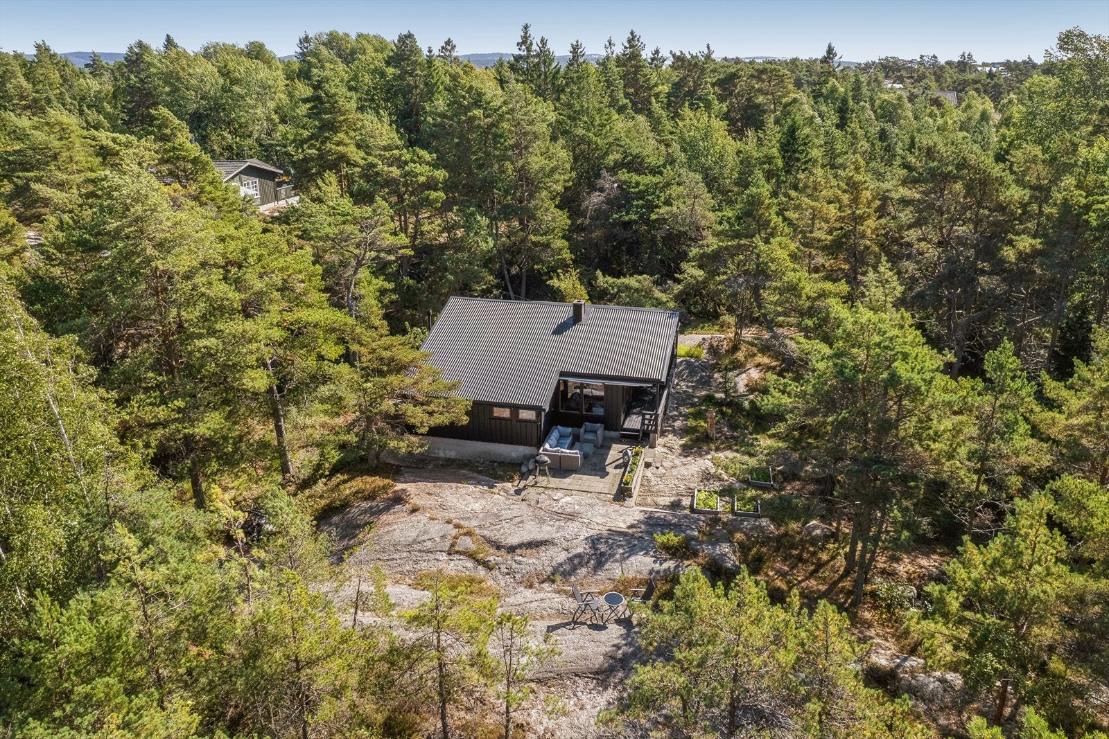 Fra luften får man et godt inntrykk av eiendommens lune og skjermede beliggenhet, omgitt av vakker natur og svaberg. Her bor du fredelig, samtidig som Skjærhalden og servicetilbudene er en kort kjøretur unna. Galleribilde