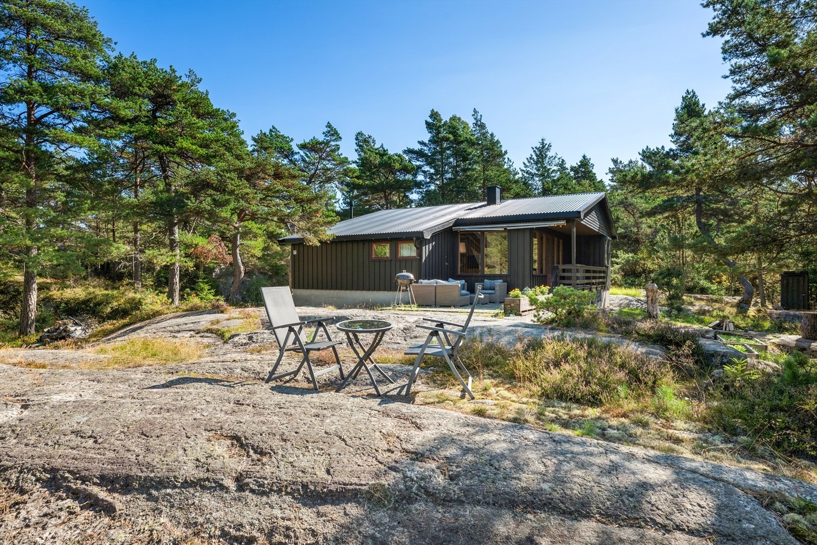 Uteområdene byr på flere hyggelige soner for møblering og avslapning. Her er det god plass til å nyte solrike dager og lange sommermåltider utendørs. Galleribilde