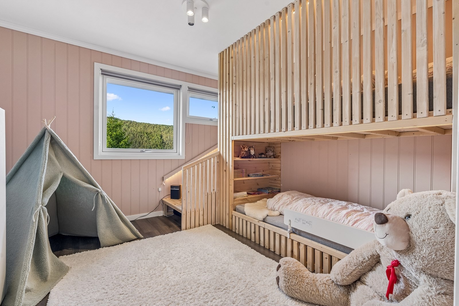 Et av tre soverom, alle praktisk samlet på boligens hovedplan. Galleribilde