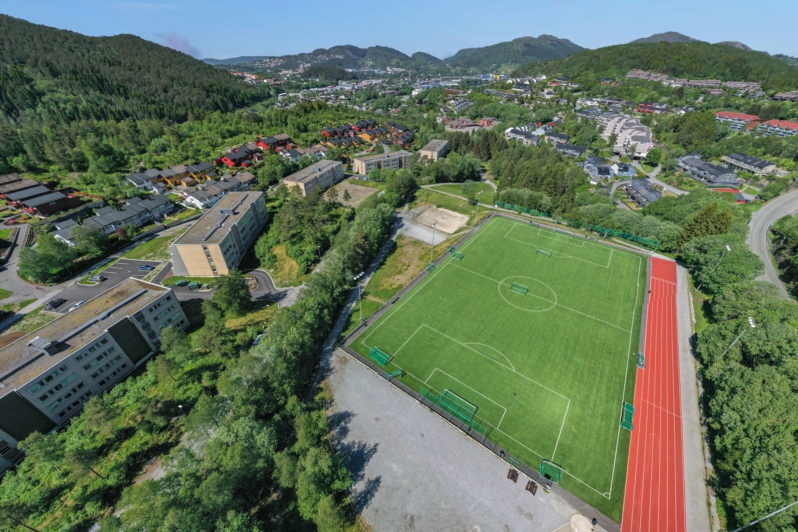Kort gangavstand til Breimyra idrettsanlegg med fasiliteter for fotball og friidrett. Galleribilde