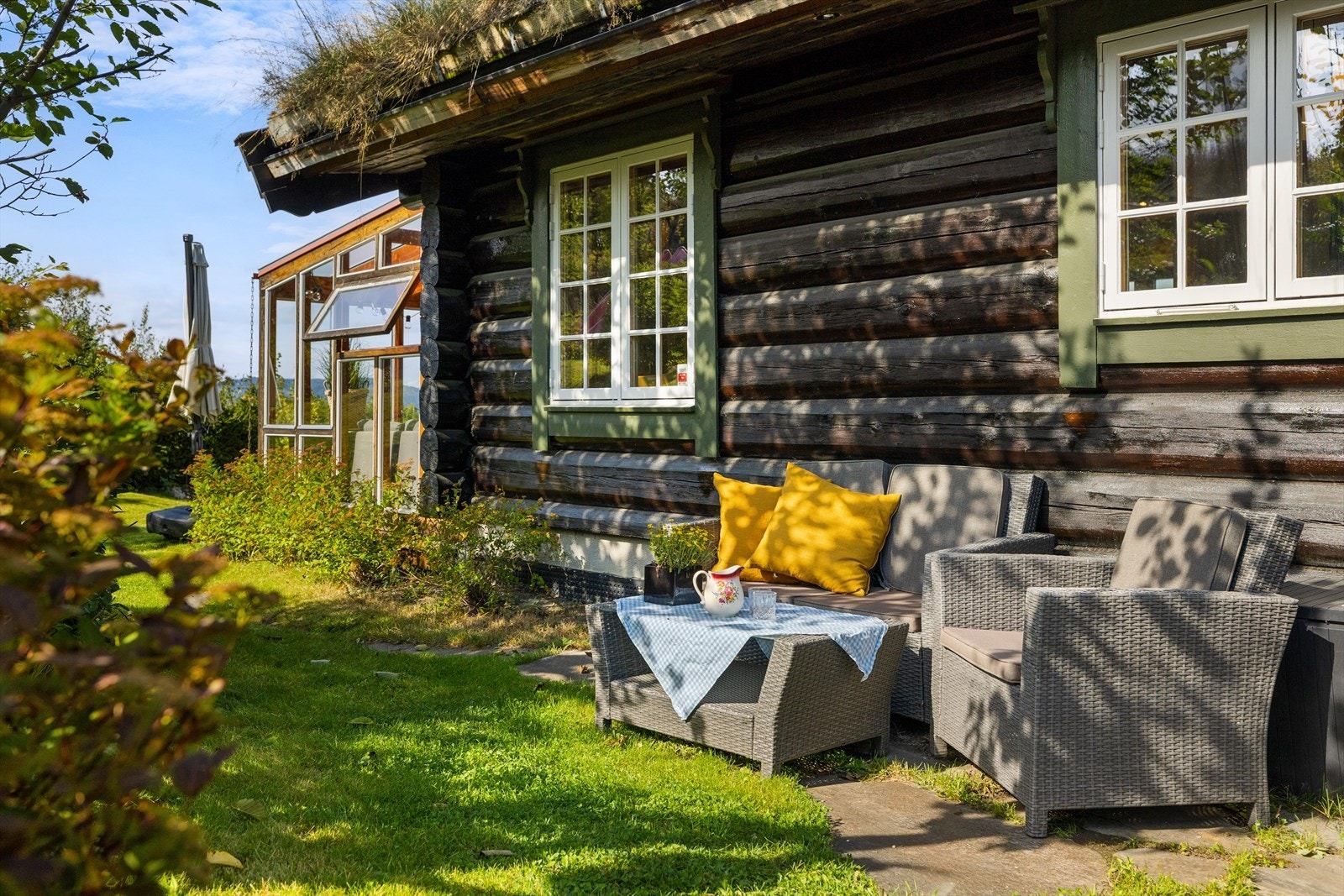 Det er mange fine uteplasser spredt omkring på eiendommen. Galleribilde