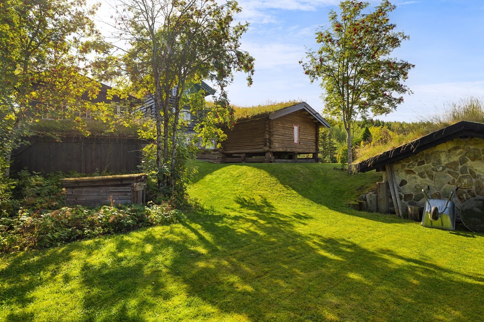 Den består av et hyggelig tun omringet av eneboligen, garasje, stabbur og en sommerstue. Galleribilde