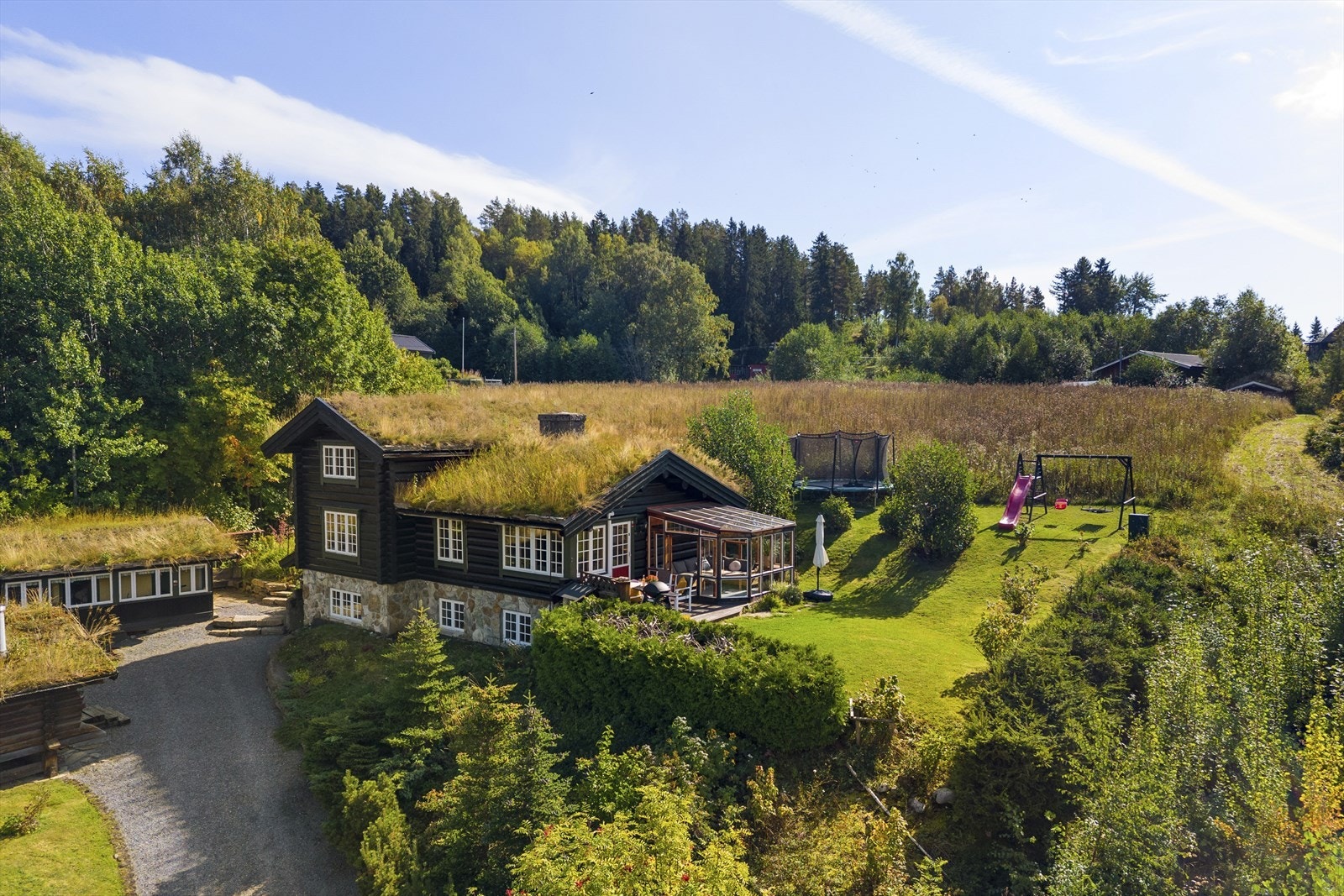 Frodig og landlig eiendom med god plass å boltre seg på. Galleribilde