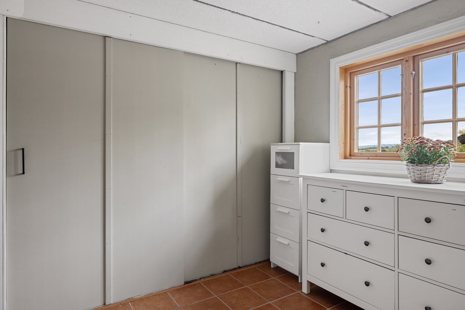 Her er det skyvedørsgarderobe og ellers god plass til oppbevaring og tørk av klær. Galleribilde