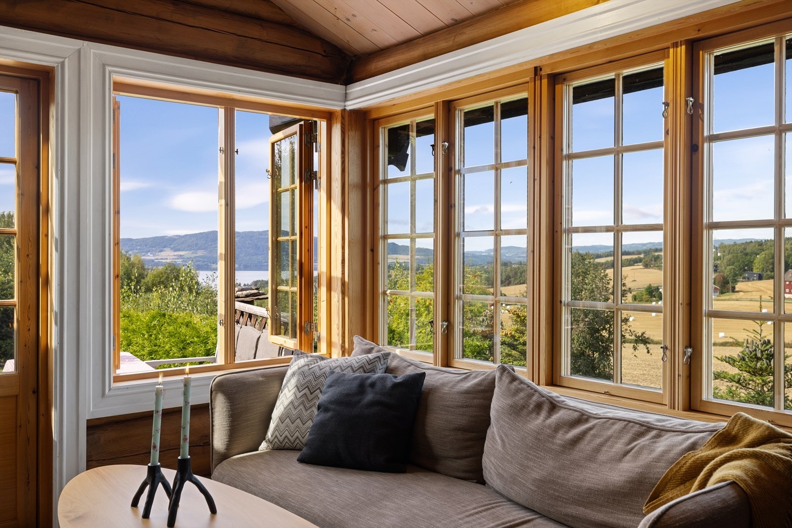Her får du også flott utsikt over Mjøsa innover i Furnesfjorden. Galleribilde