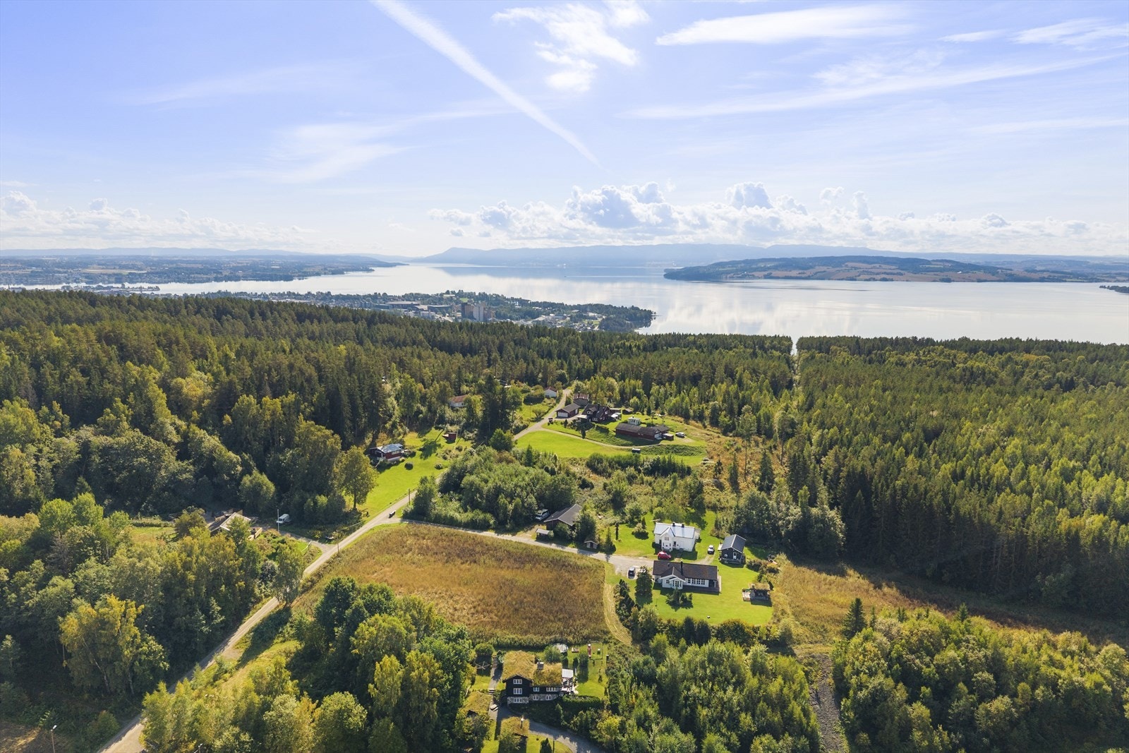 Eiendommen ligger i rolige omgivelser med flott turterreng rett utenfor døra. Det er heller ikke lange veien ned til båt- og bademuligheter i Mjøsa. Galleribilde