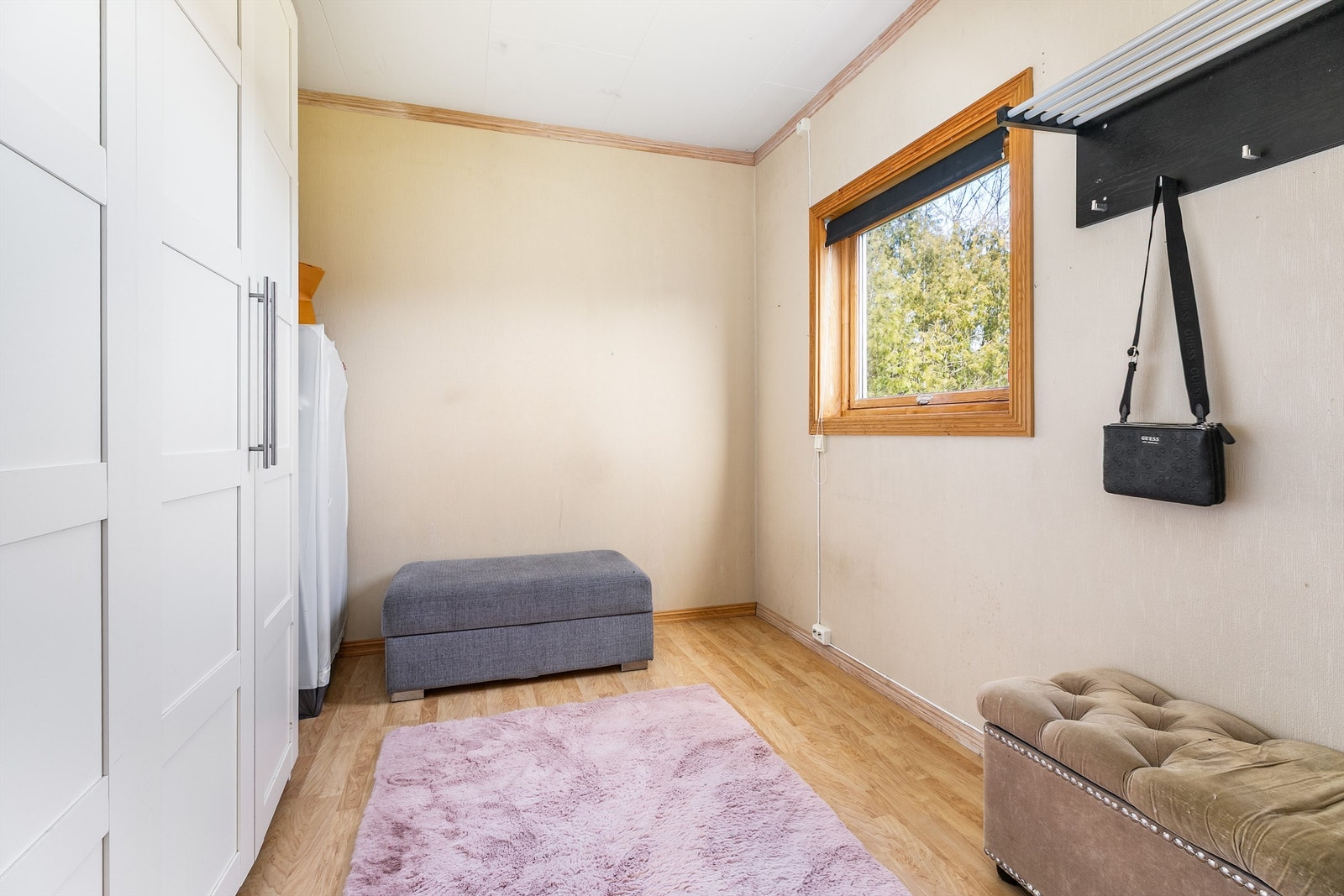 Dette rommet er tilknyttet entreen og benyttes i dag som walk-in closet, men er byggemeldt som kontor. Galleribilde