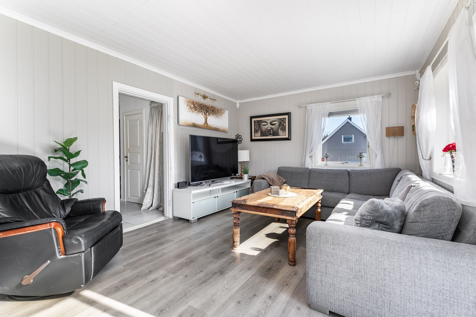 Malerarbeid er utført i de fleste rom i senere år. Flere er i tillegg oppgradert med nye gulv av laminat, stuene inkludert. Galleribilde