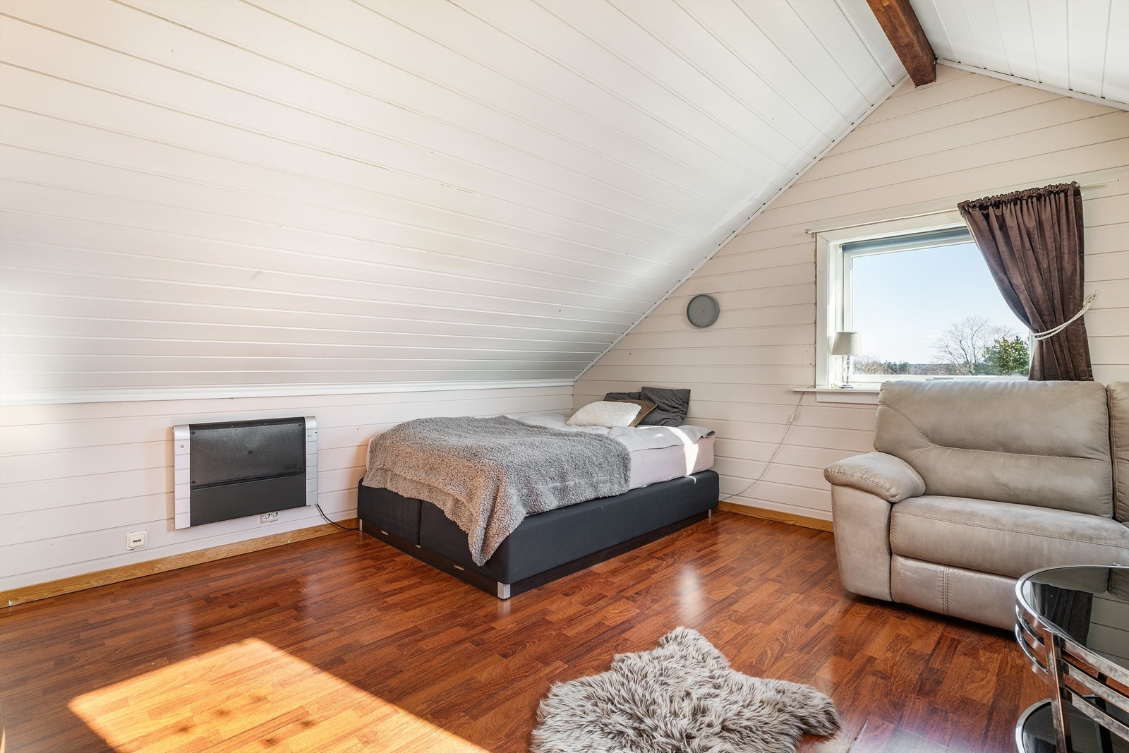 Egner seg godt som loftstue for ungdommen. Her er det god plass til både sofa. Galleribilde
