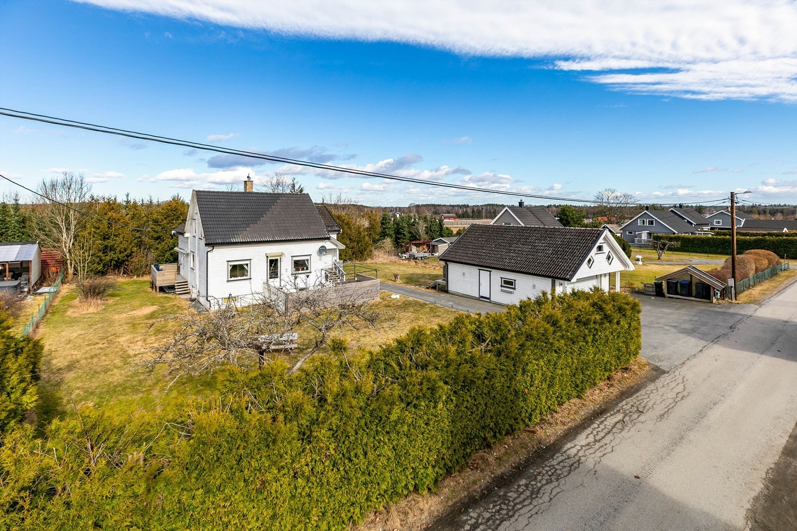 Eneboligen i Enerveien 23 er meget innholdsrik. På 2000-tallet er den både til-/ombygget og oppgradert i flere omganger. Ytterligere påkostninger må påregnes. Fotograf; Børge Oppegård. Galleribilde