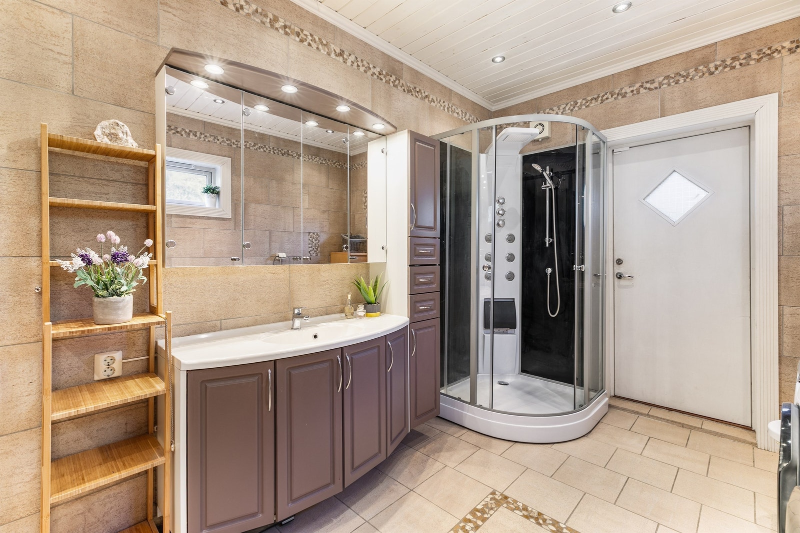 Badet er trolig fra begynnelsen av 2000-tallet og er i helhet gitt TG 2. Legg merke til ytterdøren som muliggjør utvendig adkomst. Galleribilde