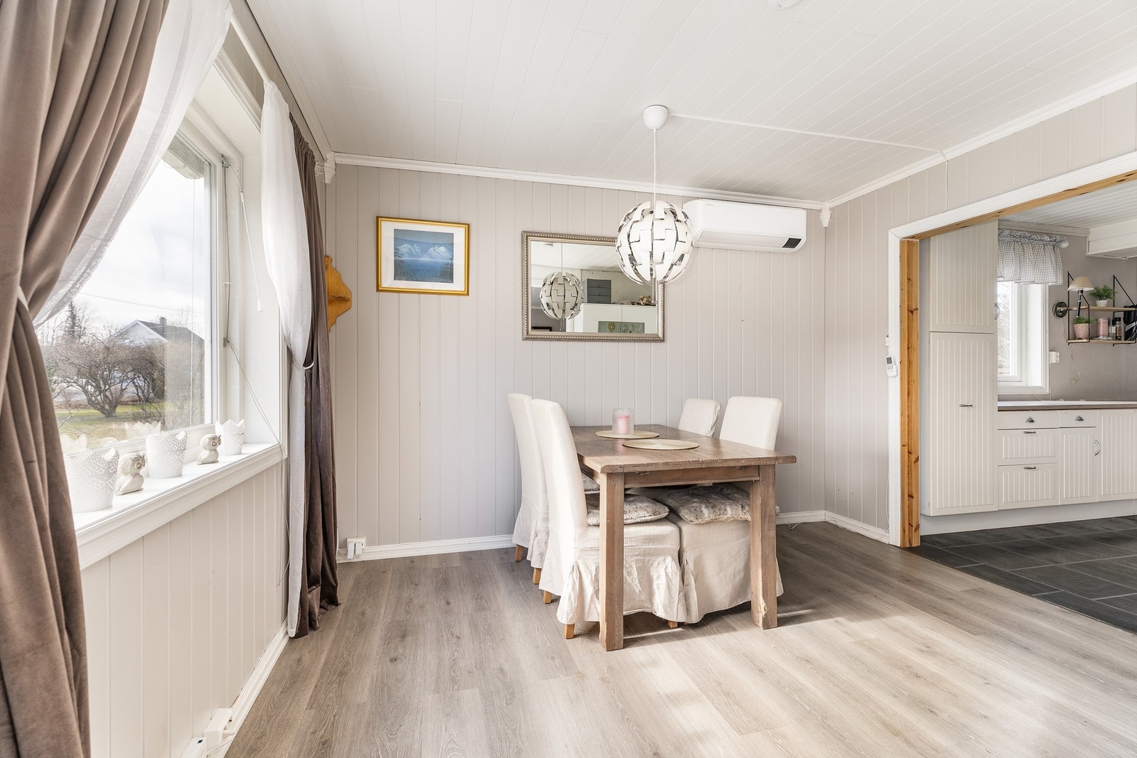 Stuen, spisestuen og kjøkkenet utgjør en sammenhengende sosial sone i første etasje. Galleribilde