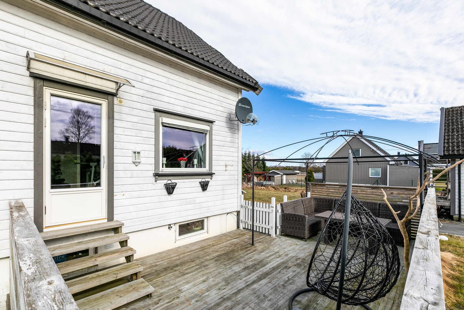 Terrassedøren ble satt inn i 2019, vinduer i stuen ble samtidig skiftet ut. Galleribilde