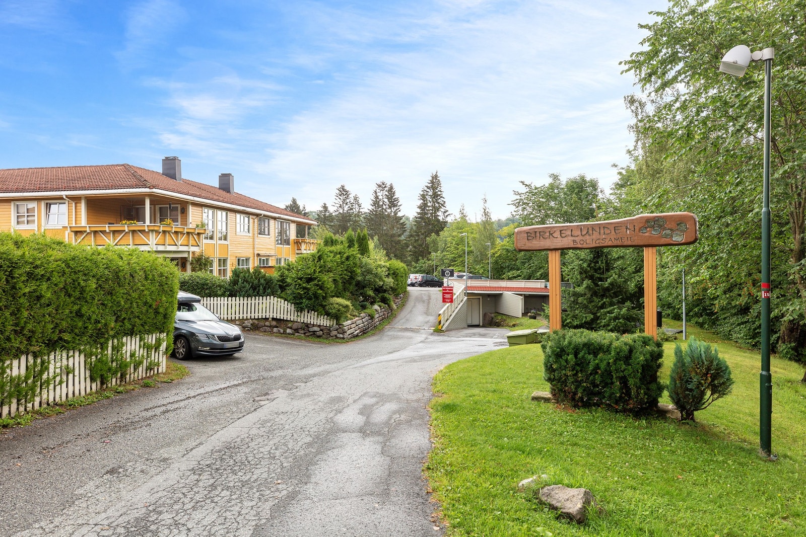 Rolige og pent opparbeidede fellesområder rundt bebyggelsen. Galleribilde