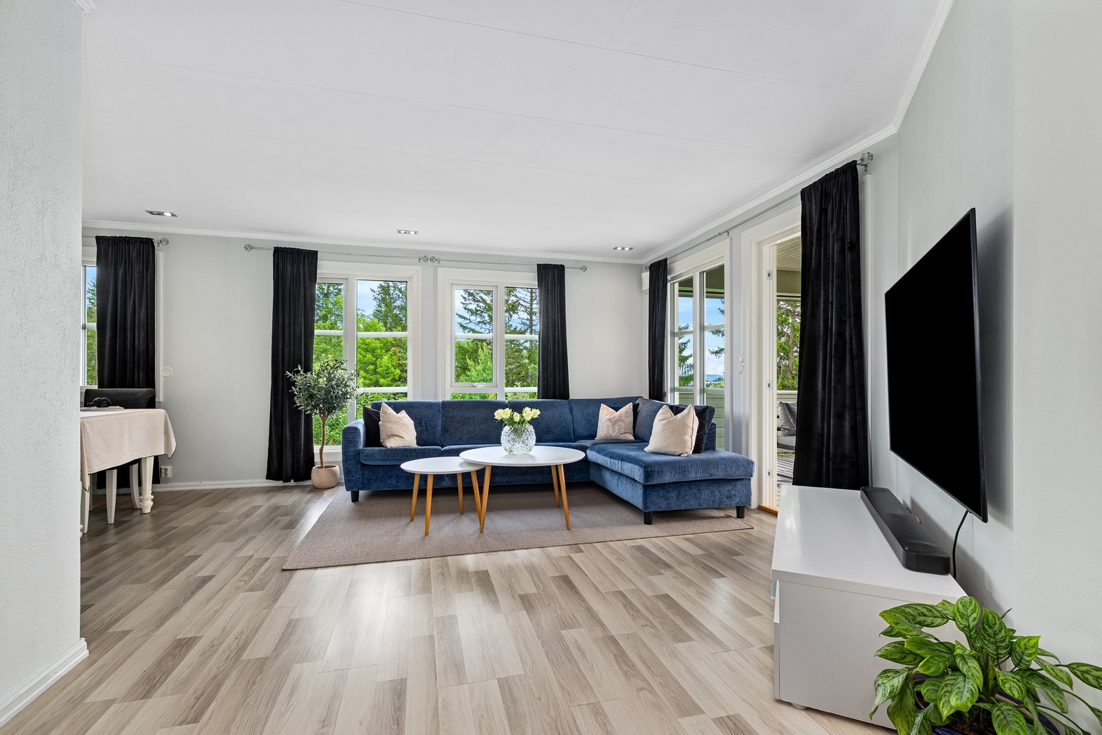Stuen har en åpen og sosial løsning mot kjøkkenet, med flere vindusflater og god plass til både sofagruppe og spisebord. Galleribilde