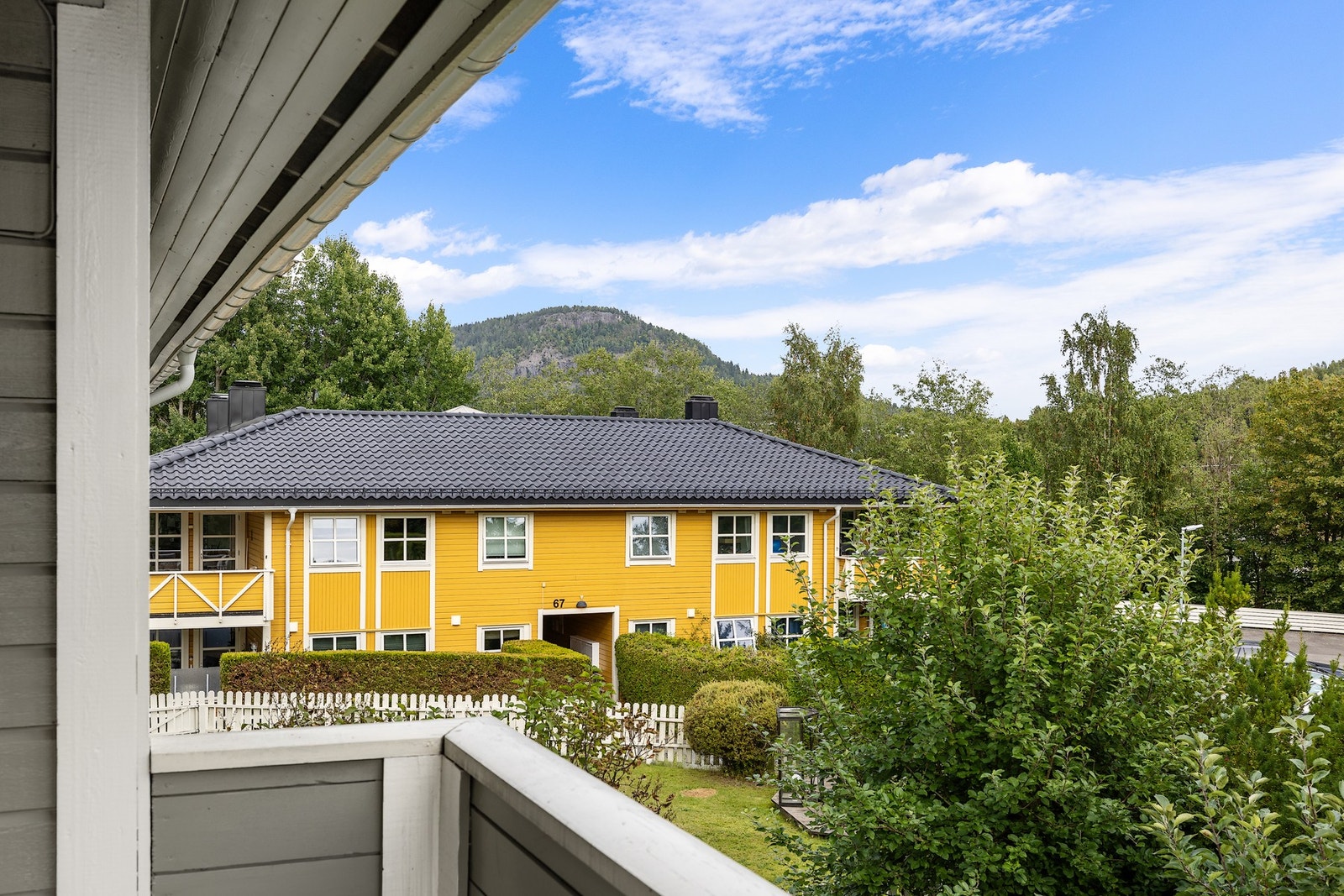 Utsyn fra leiligheten mot det rolige nærområdet. Galleribilde