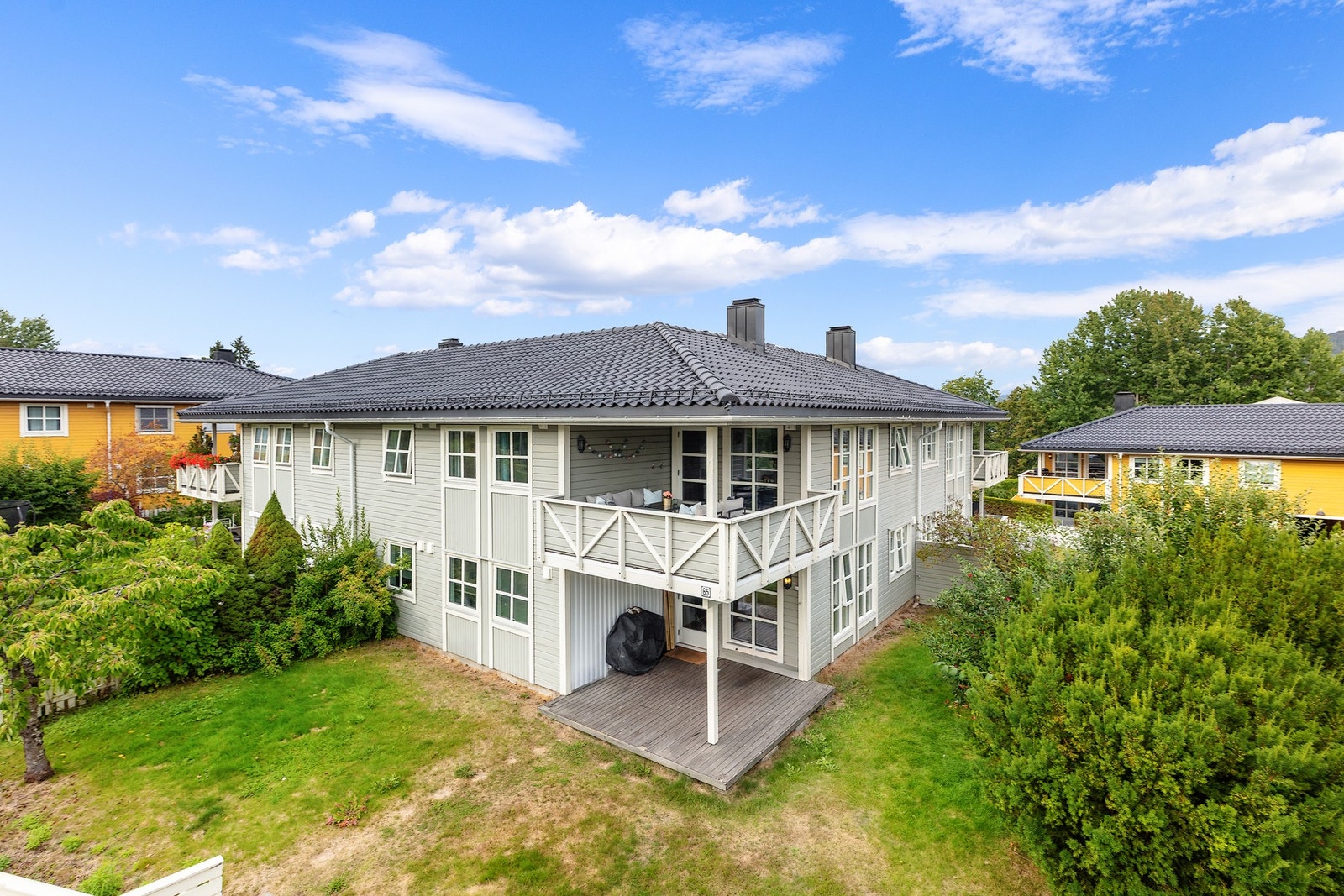 Boligen ligger i et veletablert og grønt boligområde. Leiligheten ligger i 2. etasje med sydøstvendt terrasse. Galleribilde